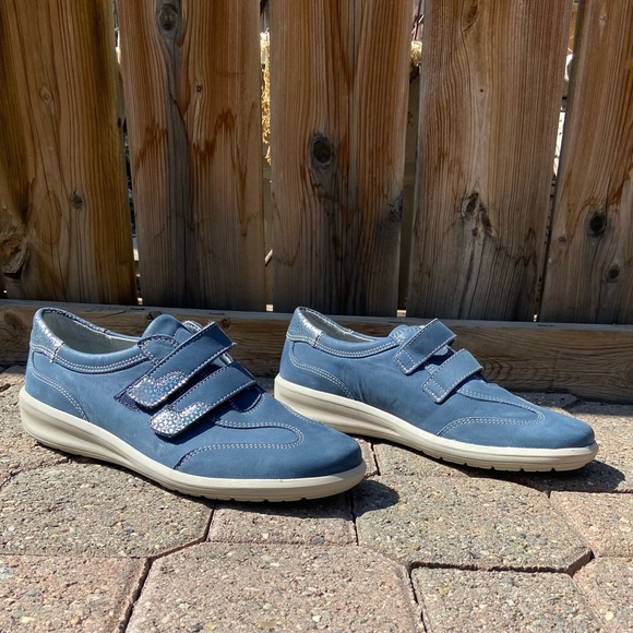 BRIO EXPORTACC women blue and silver cross over closure sneakers. Size 40. Used. - Picture 2 of 11